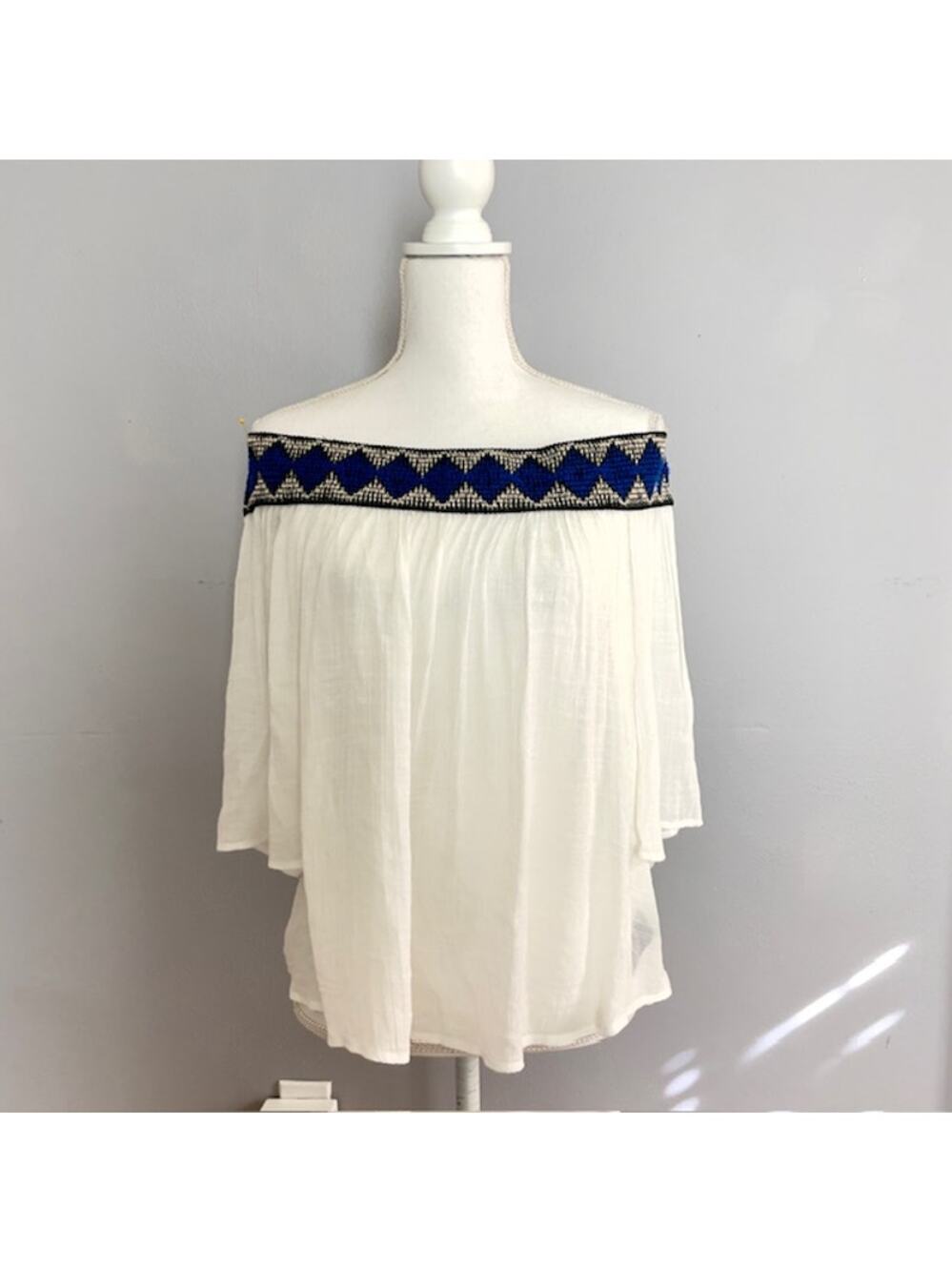BCX Off Shoulder Boho Peasant Top Ivory Blue Embroidered Trim Flowy L Romantic